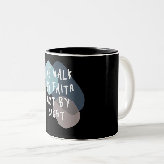 我々は信仰ではなく見て歩く – キリスト教の引用文 ツートーンマグカップ (正面右)