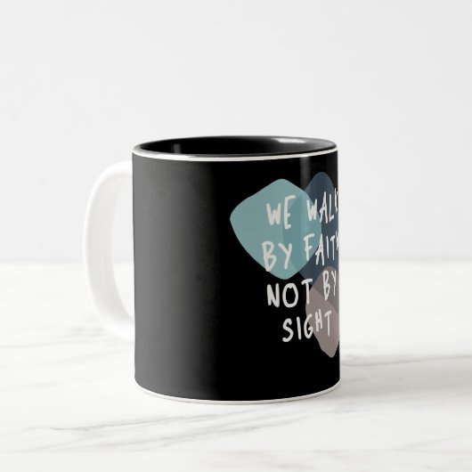 我々は信仰ではなく見て歩く – キリスト教の引用文 ツートーンマグカップ (正面左)