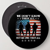 我々は全てを知らないが我々は全ての退役軍人を負う 缶バッジ (正面&裏面)