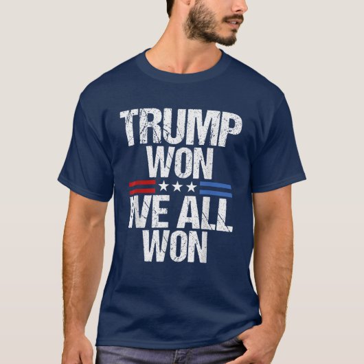 我々は全て2024年米国国旗のトランプが勝った Tシャツ (正面)
