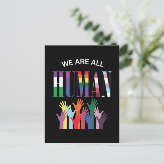 我々は全員人間の手カラフルはがき ポストカード (スタンド正面)