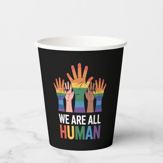 我々は全員人間の虹のLGBTQプライド手を育てる 紙コップ (正面)