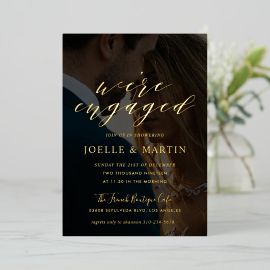 我々は写真婚約した婚約パーティ金ゴールド 箔招待状 (立ち正面)