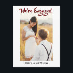 我々は写真婚約した婚約パーティ ポストカード<br><div class="desc">この写モダン真婚約パーティの招待はがきは家族や友人に知らせること婚約したと、パーティーに招待状するのに最適である。Burgundyのスクリプト「We're」、あなたの写真婚約したと新郎新婦の名前を前面に付けてゲストに送りなさい。逆に全てのパーティー情報。簡単DIY (Do It Yourself):画面の右側にある文字ボックスの文字を編集。</div>