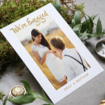 我々は写真婚約した婚約パーティ ポストカード<br><div class="desc">この写モダン真婚約パーティの招待はがきは家族や友人に知らせること婚約したと、パーティーに招待状するのに最適である。金ゴールドスクリプト「We're」、写真婚約した名、新郎新婦の名前を前面に表示してゲストに送信。逆に全てのパーティー情報。簡単DIY (Do It Yourself):画面の右側にある文字ボックスの文字を編集。</div>