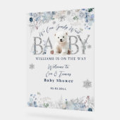 我々は冬のクマの男の赤ちゃんシャワーを待つことができる アクリルサイン (傾斜)