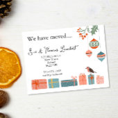 我々は北欧のクリスマスバウブルとホリーを移動した シーズンポストカード