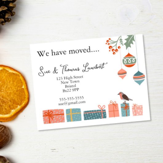 我々は北欧のクリスマスバウブルとホリーを移動した シーズンポストカード