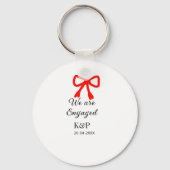 我々は名前婚約した文字の赤い弓のモダン文字を追加 キーホルダー (裏面)