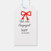 我々は名前婚約した文字の赤い弓のモダン文字を追加 ギフトタグ (裏面)