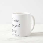 我々は名前婚約した文字の赤い弓のモダン文字を追加 コーヒーマグカップ (正面右)