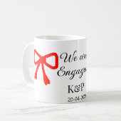 我々は名前婚約した文字の赤い弓のモダン文字を追加 コーヒーマグカップ (正面左)