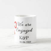 我々は名前婚約した文字の赤い弓のモダン文字を追加 コーヒーマグカップ (中央)