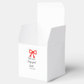 我々は名前婚約した文字の赤い弓のモダン文字を追加 フェイバーボックス (オープン)