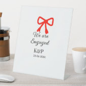 我々は名前婚約した文字の赤い弓のモダン文字を追加 台座サイン (インサイチュ)