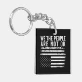 我々は国民はアメリカの旗を覆して大丈夫ではない キーホルダー (正面左)