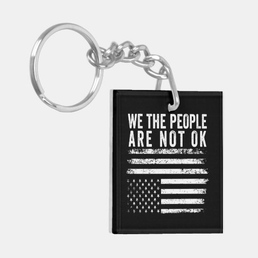 我々は国民はアメリカの旗を覆して大丈夫ではない キーホルダー (正面左)