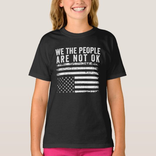 我々は国民はアメリカの旗を覆して大丈夫ではない Tシャツ (正面)