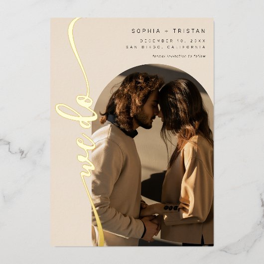 我々は垂直ボホアーチベージュフォト日付を保存する 箔招待状 (正面)