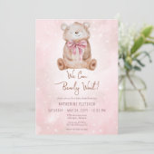 我々は女の子の赤ちゃんシャワーを待つことができる 招待状 (スタンド正面)