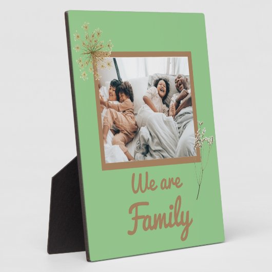 我々は家族Tabletopプラーク8x10 With an Easel フォトプラーク (側面)