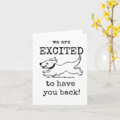 我々は戻って、かわいい犬、カードを持って興奮している カード (黄色い花)