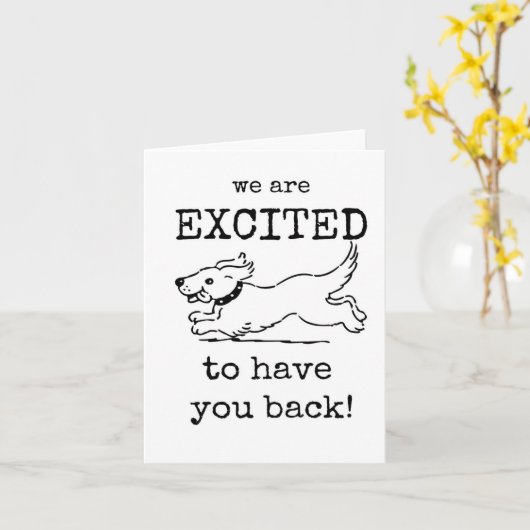 我々は戻って、かわいい犬、カードを持って興奮している カード (黄色い花)