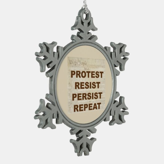 我々は抗議の人々が繰り返し抵抗し続ける スノーフレークピューターオーナメント (左)