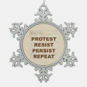 我々は抗議の人々が繰り返し抵抗し続ける スノーフレークピューターオーナメント (正面)