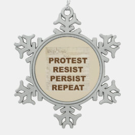我々は抗議の人々が繰り返し抵抗し続ける スノーフレークピューターオーナメント