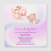 我々は明らかにピンク紫の女の子の赤ちゃんシャワーを待つことができる マグネット招待状 (正面)