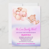 我々は明らかにピンク紫の女の子の赤ちゃんシャワーを待つことができる 招待状 (正面)