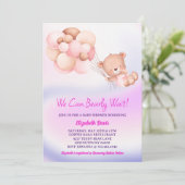 我々は明らかにピンク紫の女の子の赤ちゃんシャワーを待つことができる 招待状 (スタンド正面)