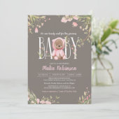 我々は明らかに待つことができますピンクのテディベア赤ちゃんシャワー 招待状 (スタンド正面)