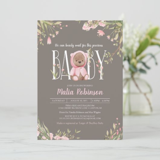 我々は明らかに待つことができますピンクのテディベア赤ちゃんシャワー 招待状 (スタンド正面)