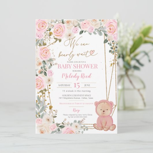 我々は明らかに待つことができますピンクのテディベア赤ちゃんシャワー 招待状 (スタンド正面)
