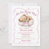 我々は明らかに待つことができますピンクボウベアーガールベイビーシャワー 招待状 (正面)