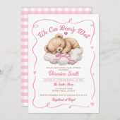 我々は明らかに待つことができますピンクボウベアーガールベイビーシャワー 招待状 (正面/裏面)