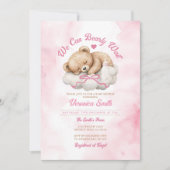 我々は明らかに待つことができますピンクボウベアーガールベイビーシャワー 招待状 (正面)