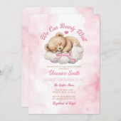我々は明らかに待つことができますピンクボウベアーガールベイビーシャワー 招待状 (正面/裏面)