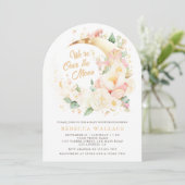 我々は月のフローラガールアーチベイビーシャワーの上にいる 招待状 (スタンド正面)