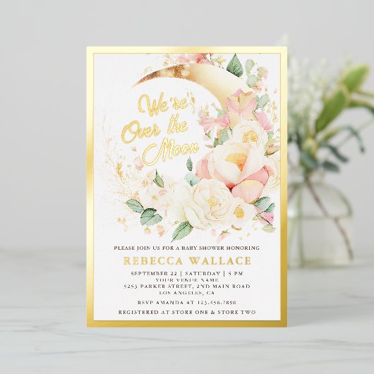 我々は月のフローラ女の子の赤ちゃんシャワー金ゴールド上にある 箔招待状 (立ち正面)