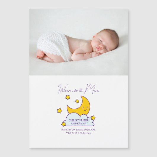 我々は月のベビー写真誕生の発表を終えた (正面)