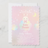 我々は月の小さなバニーの女の子の赤ちゃんシャワー上にある 招待状 (正面)