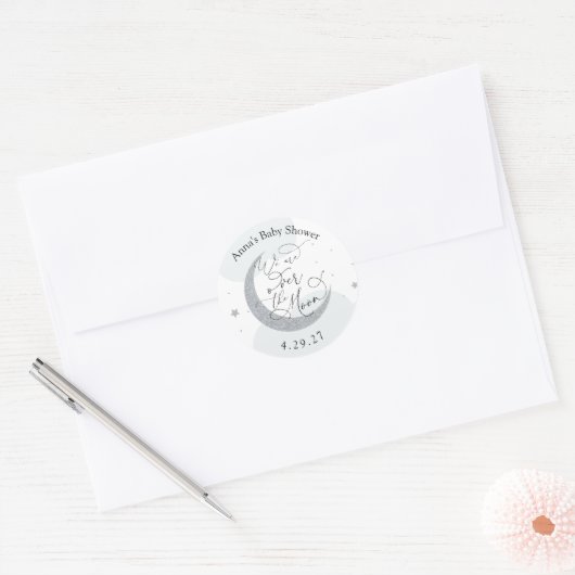 我々は月の赤ちゃんシャワークラシックラウンドスティ上にある ラウンドシール (封筒)