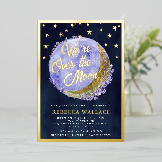 我々は月ラベンダーの赤ちゃんシャワー海軍の金ゴールドの上にいる 箔招待状 (立ち正面)