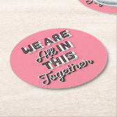 我々は皆、この共同で紙·ピンク ラウンドペーパーコースター (アングル)