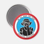 我々は皆、同じ1赤2.25インチのラウンドマグネットを泣く マグネット (正面/裏面)