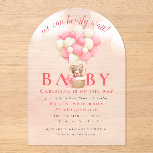 我々は真摯に待つことができるテディベアーガールベイビーシャワー アクリル招待状 (正面)