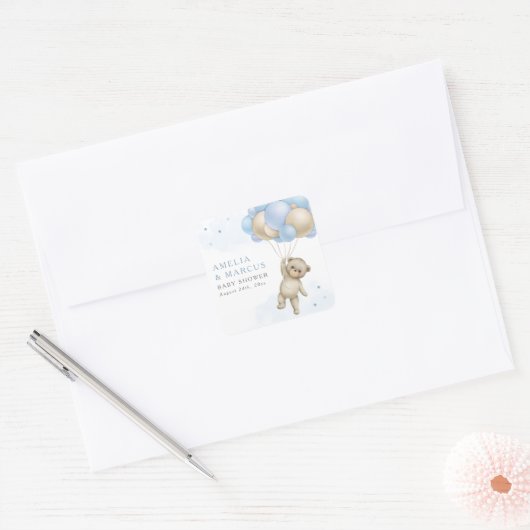 我々は真摯に待つことができるテディベア少年の赤ちゃんシャワー スクエアシール (封筒)